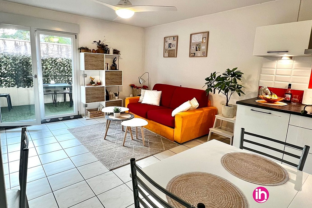 un accès à la terrasse