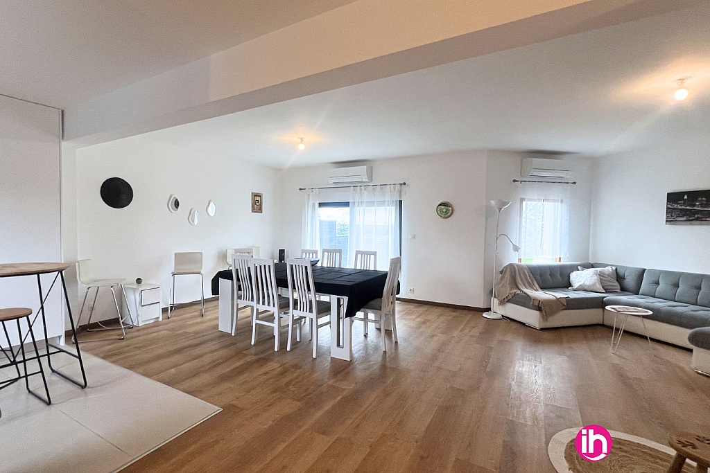 Entrée vue sur salon et séjour