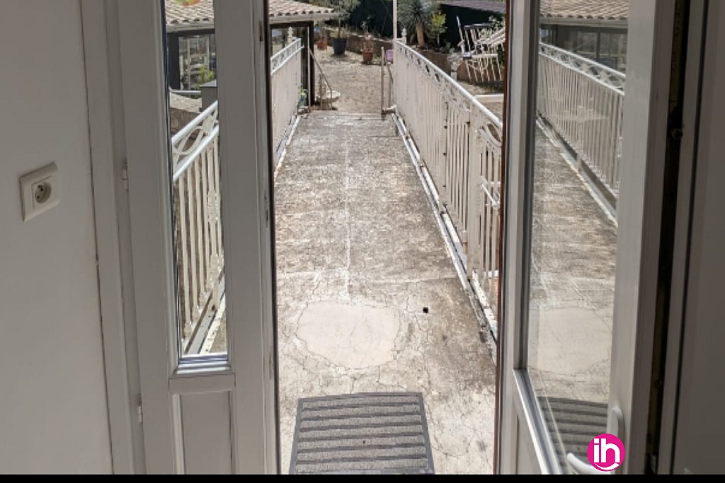 accès  commun depuis la cuisine à la terasse