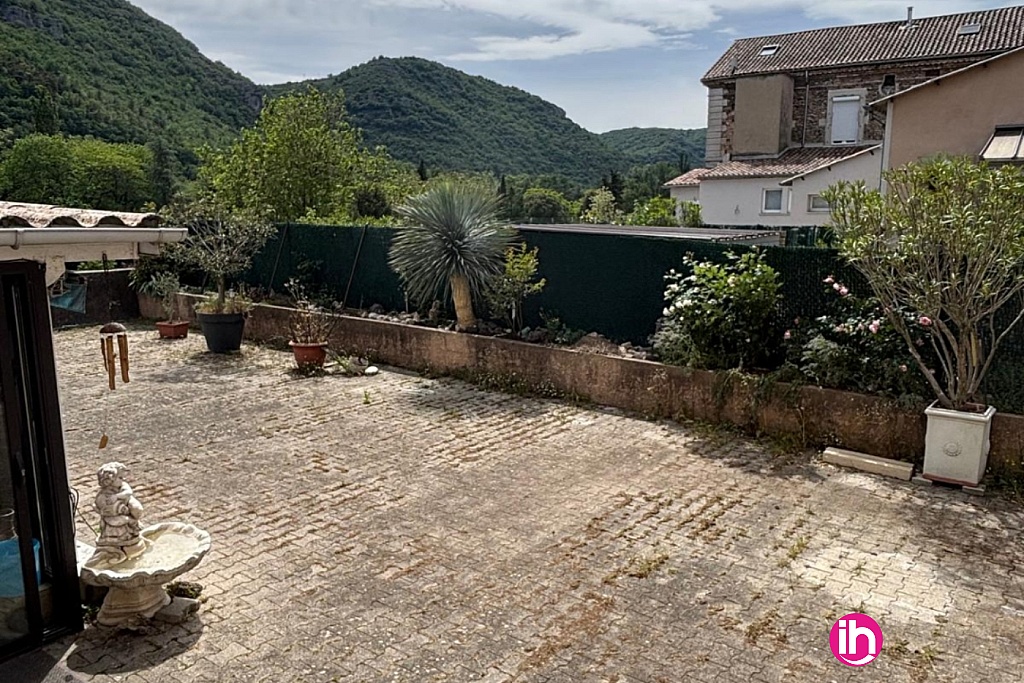 terasse avec vue panoramique sur les montagnes